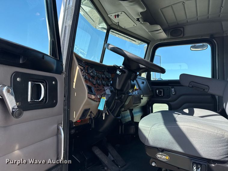 image for item EG2624 2005 Peterbilt 335 box truck