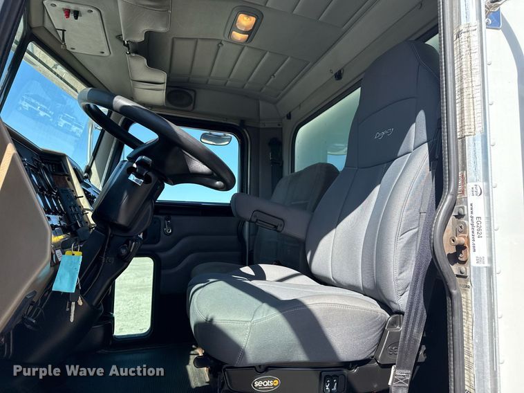 image for item EG2624 2005 Peterbilt 335 box truck