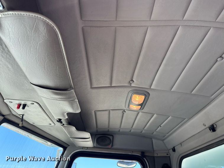 image for item EG2624 2005 Peterbilt 335 box truck