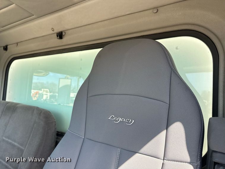 image for item EG2624 2005 Peterbilt 335 box truck