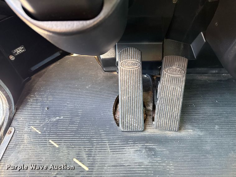 image for item EG2624 2005 Peterbilt 335 box truck