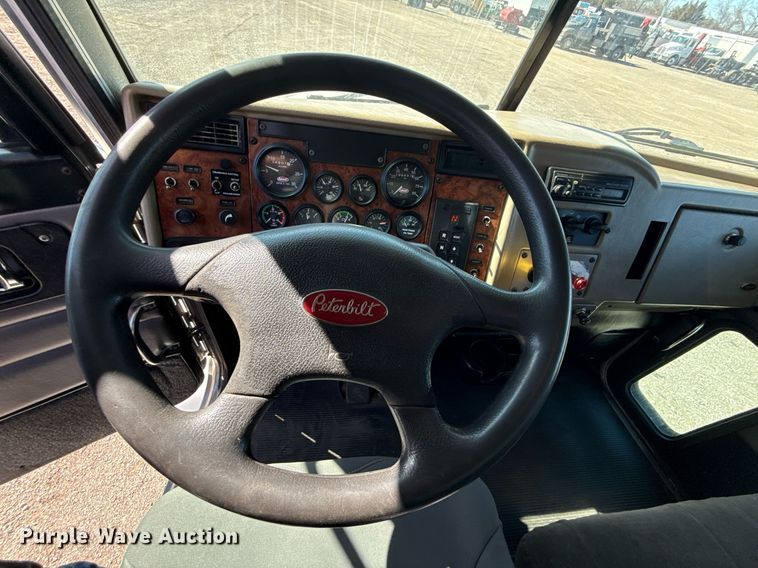 image for item EG2624 2005 Peterbilt 335 box truck