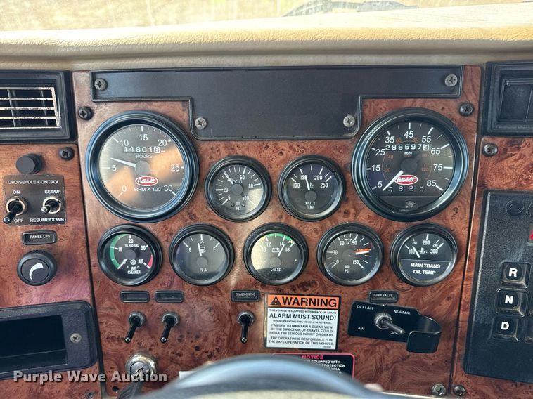 image for item EG2624 2005 Peterbilt 335 box truck