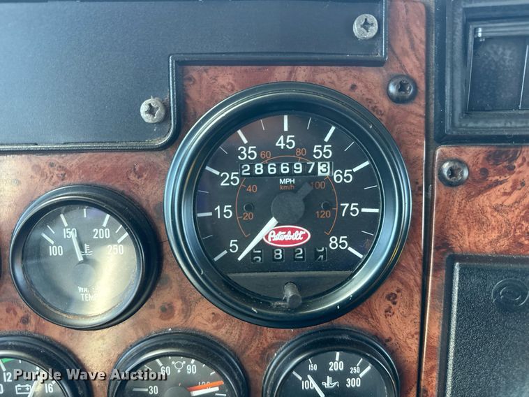 image for item EG2624 2005 Peterbilt 335 box truck