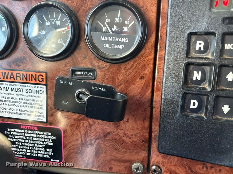 image for item EG2624 2005 Peterbilt 335 box truck