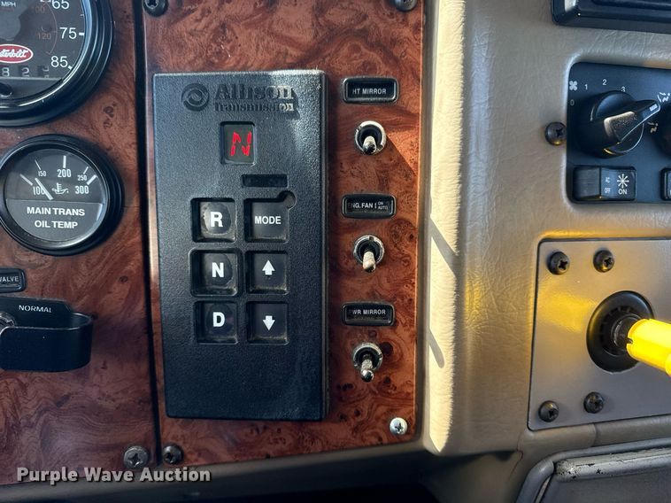 image for item EG2624 2005 Peterbilt 335 box truck