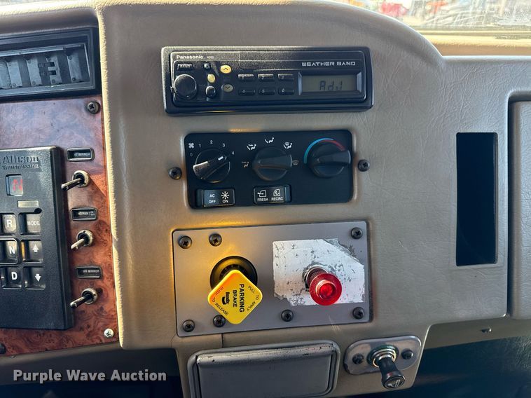 image for item EG2624 2005 Peterbilt 335 box truck