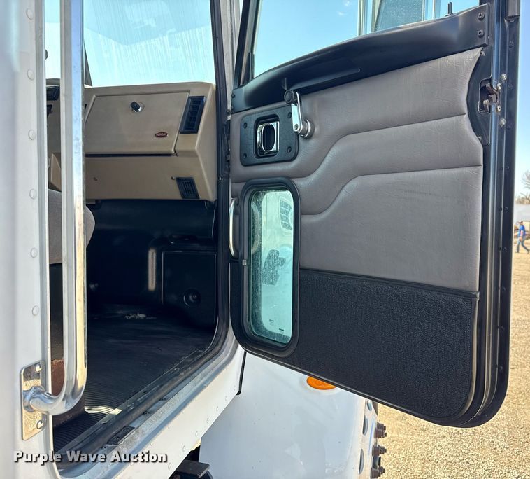 image for item EG2624 2005 Peterbilt 335 box truck