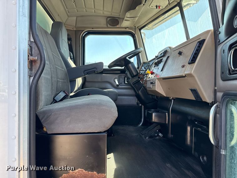 image for item EG2624 2005 Peterbilt 335 box truck