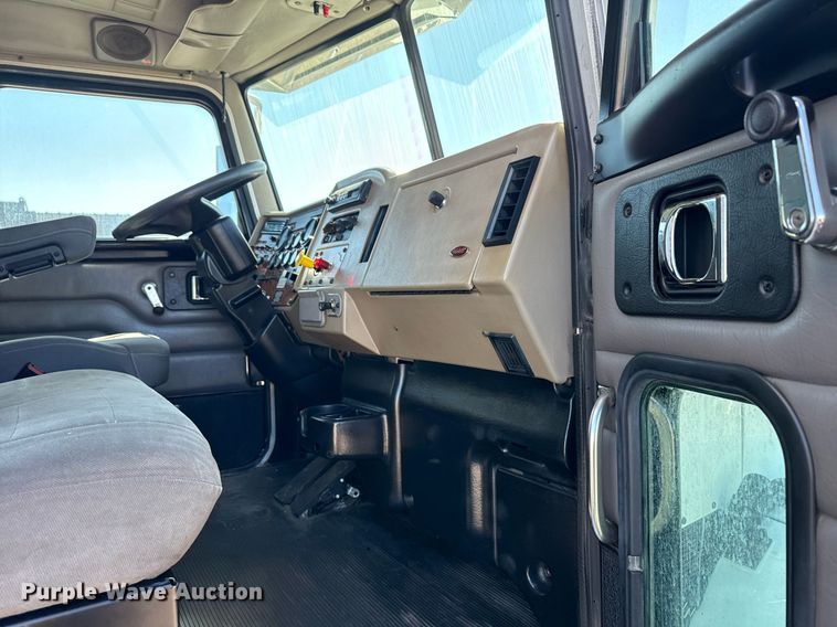 image for item EG2624 2005 Peterbilt 335 box truck