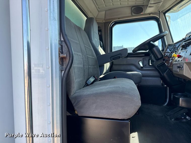 image for item EG2624 2005 Peterbilt 335 box truck