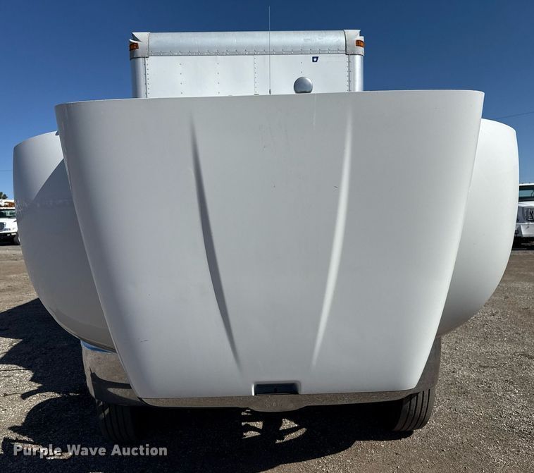 image for item EG2624 2005 Peterbilt 335 box truck