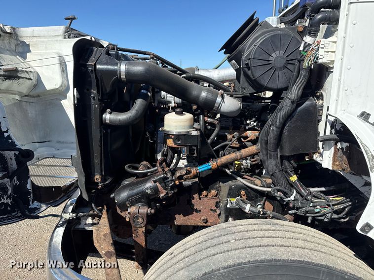 image for item EG2624 2005 Peterbilt 335 box truck