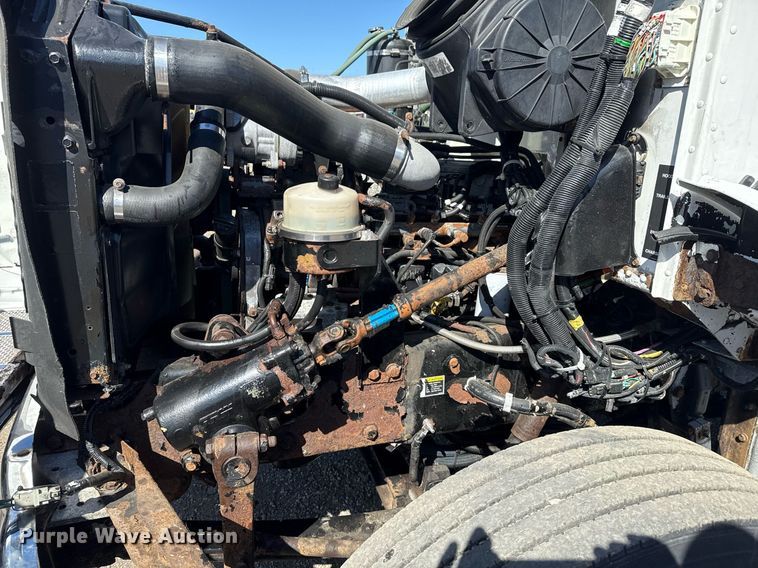 image for item EG2624 2005 Peterbilt 335 box truck