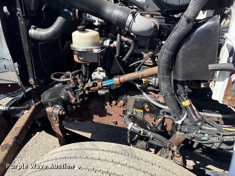 image for item EG2624 2005 Peterbilt 335 box truck