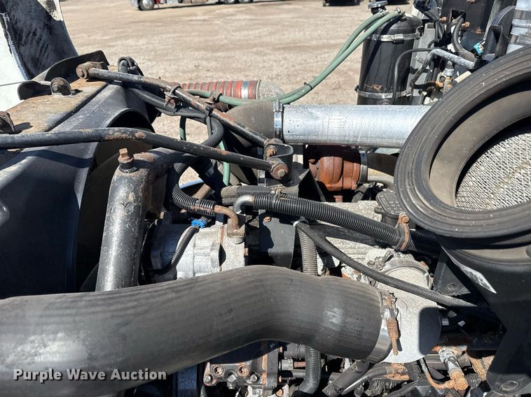 image for item EG2624 2005 Peterbilt 335 box truck