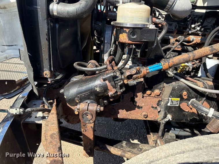 image for item EG2624 2005 Peterbilt 335 box truck