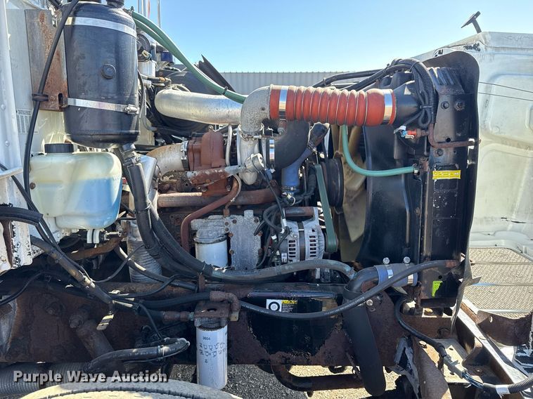 image for item EG2624 2005 Peterbilt 335 box truck