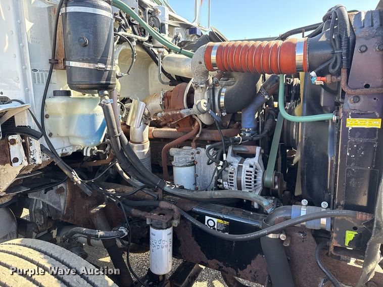 image for item EG2624 2005 Peterbilt 335 box truck