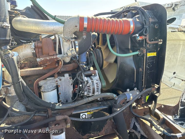 image for item EG2624 2005 Peterbilt 335 box truck