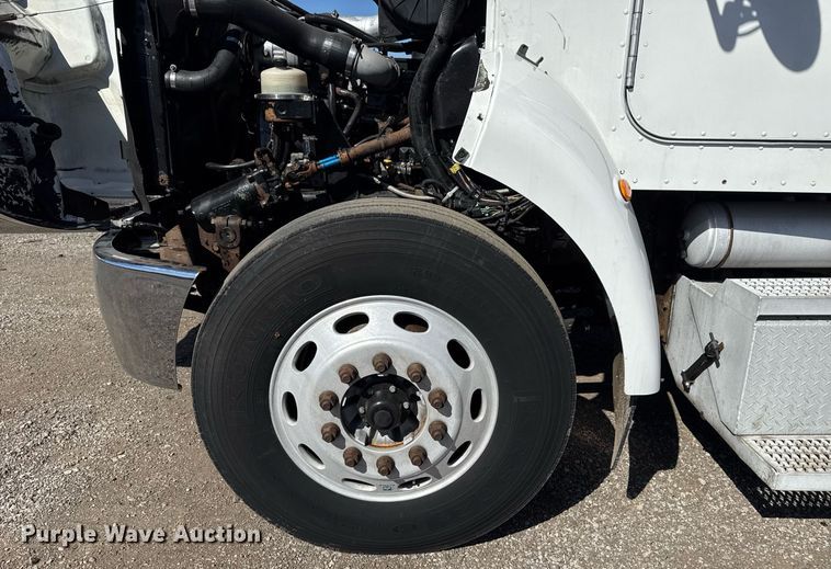 image for item EG2624 2005 Peterbilt 335 box truck