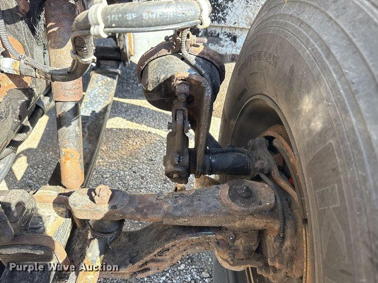 image for item EG2624 2005 Peterbilt 335 box truck