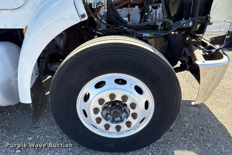 image for item EG2624 2005 Peterbilt 335 box truck