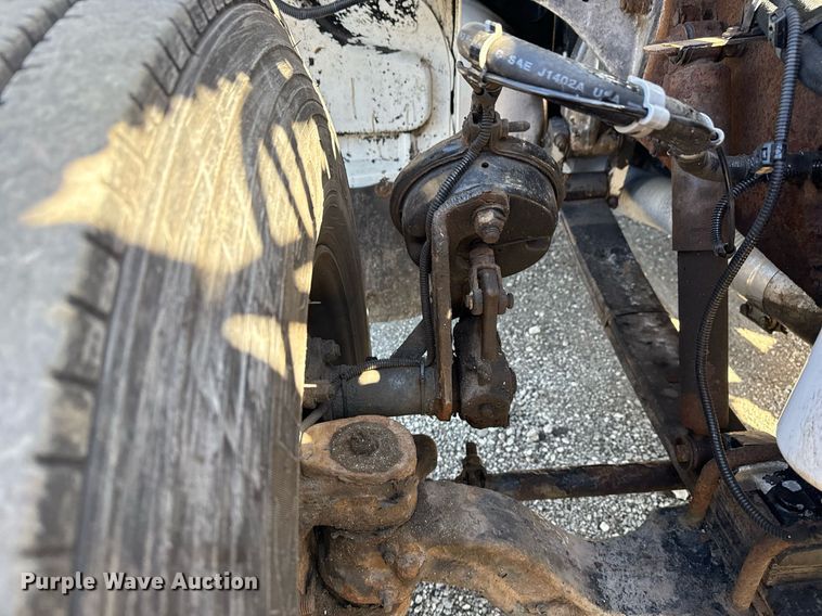 image for item EG2624 2005 Peterbilt 335 box truck