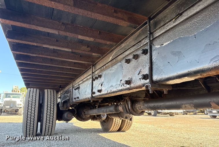 image for item EG2624 2005 Peterbilt 335 box truck