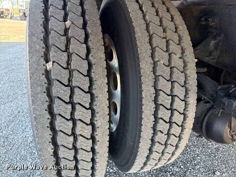 image for item EG2624 2005 Peterbilt 335 box truck