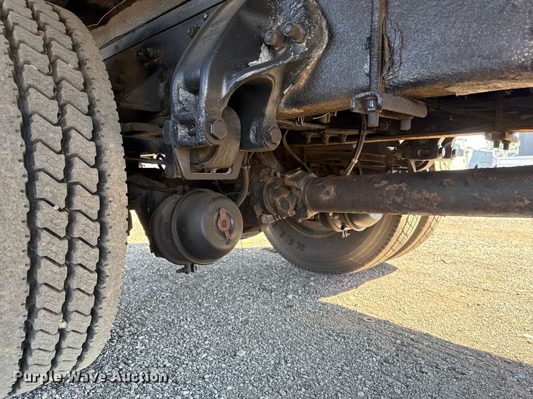 image for item EG2624 2005 Peterbilt 335 box truck