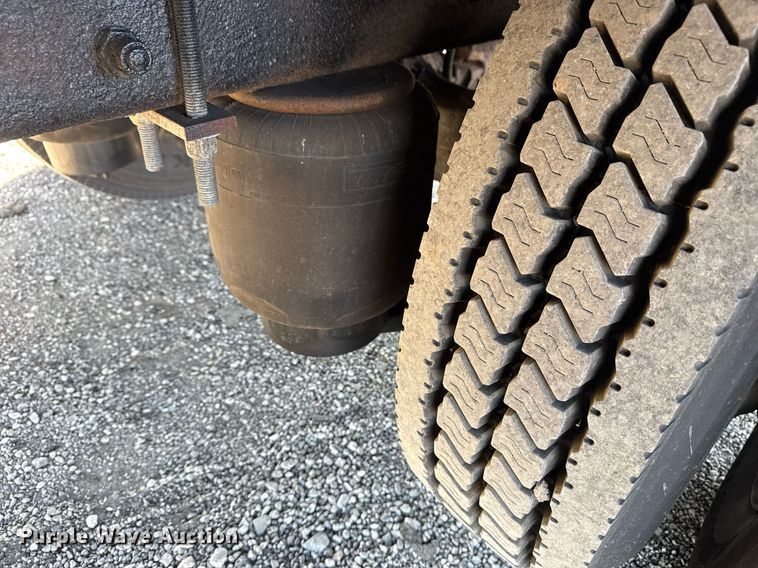 image for item EG2624 2005 Peterbilt 335 box truck