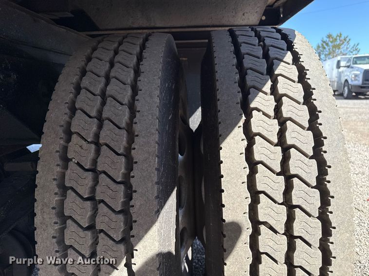 image for item EG2624 2005 Peterbilt 335 box truck