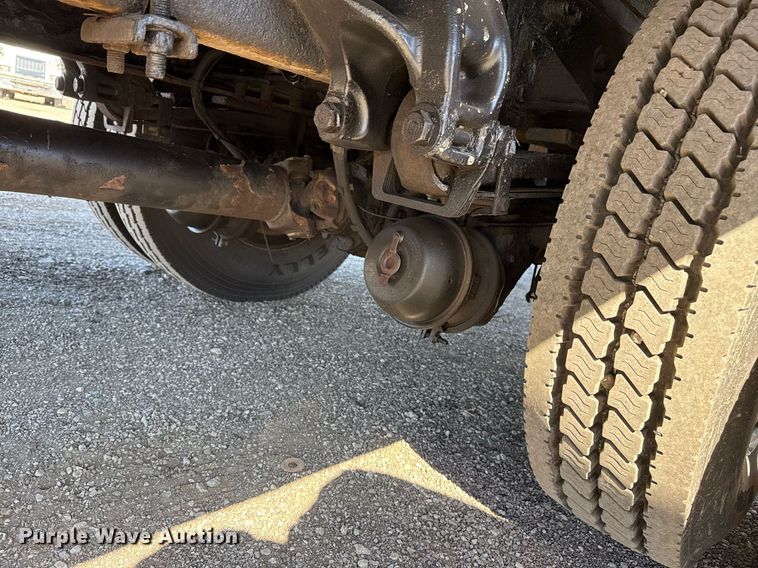 image for item EG2624 2005 Peterbilt 335 box truck