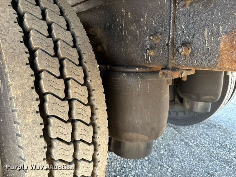 image for item EG2624 2005 Peterbilt 335 box truck