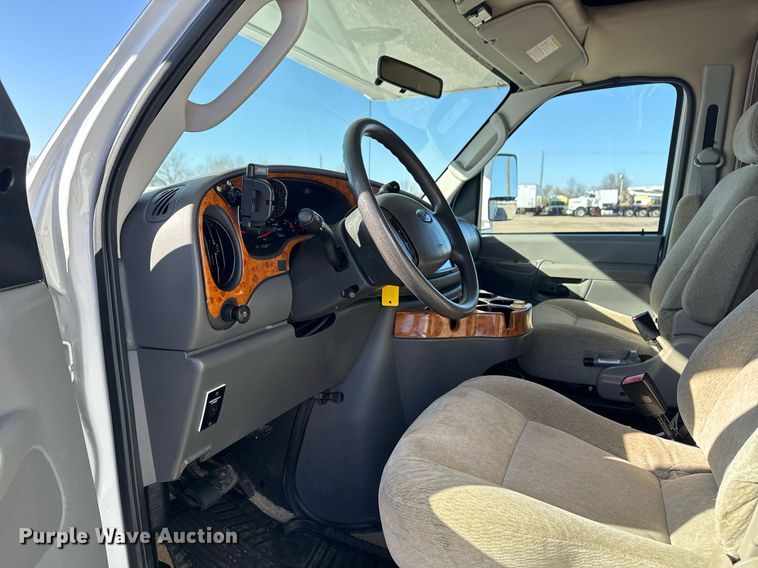 image for item EG2628 2008 Ford E450 Super Duty RV