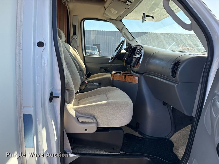 image for item EG2628 2008 Ford E450 Super Duty RV