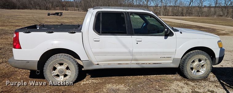 image for item EI8839 2001 Ford Explorer Sport Trac pickup truck