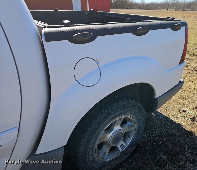 image for item EI8839 2001 Ford Explorer Sport Trac pickup truck