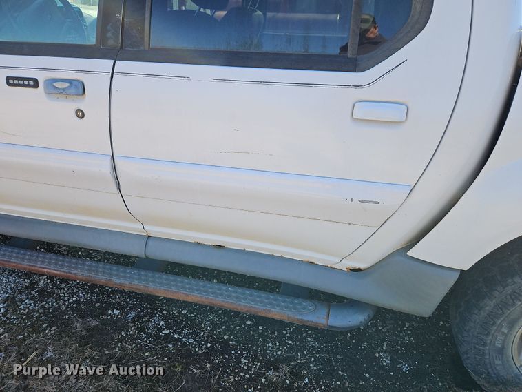 image for item EI8839 2001 Ford Explorer Sport Trac pickup truck