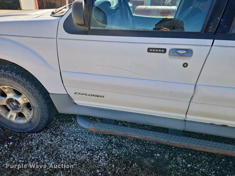 image for item EI8839 2001 Ford Explorer Sport Trac pickup truck