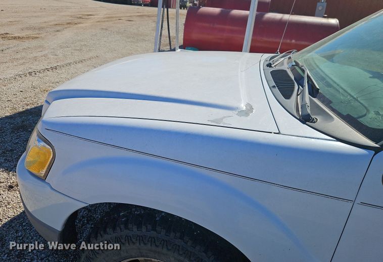 image for item EI8839 2001 Ford Explorer Sport Trac pickup truck