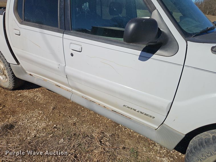 image for item EI8839 2001 Ford Explorer Sport Trac pickup truck