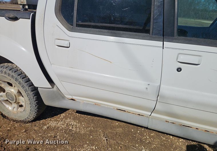 image for item EI8839 2001 Ford Explorer Sport Trac pickup truck