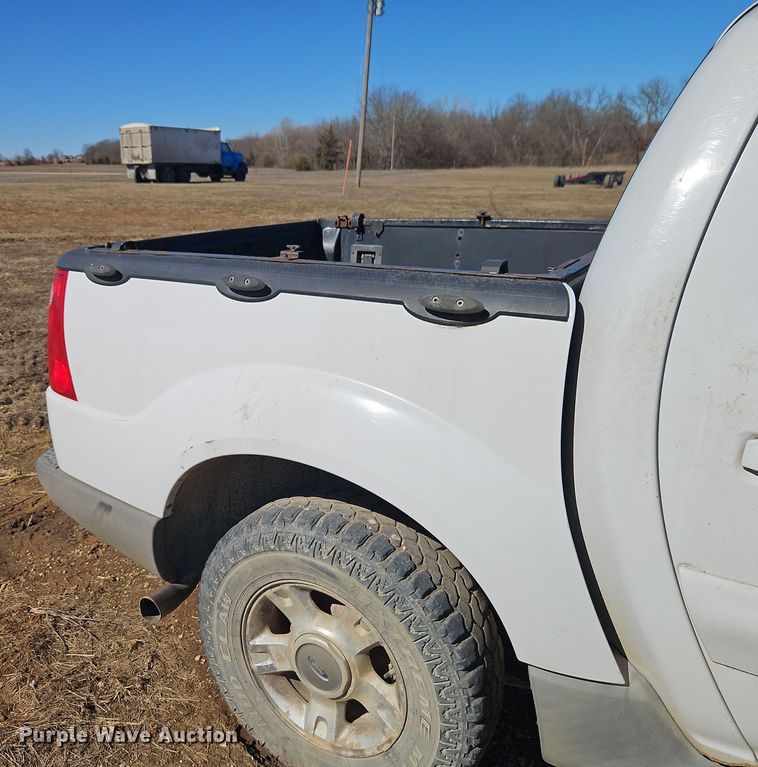 image for item EI8839 2001 Ford Explorer Sport Trac pickup truck