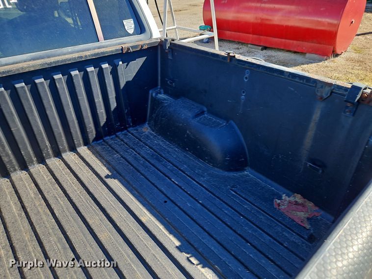 image for item EI8839 2001 Ford Explorer Sport Trac pickup truck