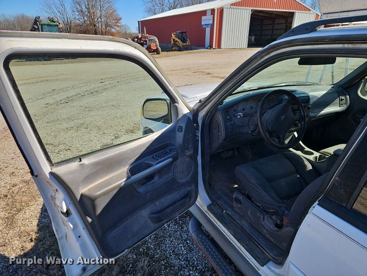 image for item EI8839 2001 Ford Explorer Sport Trac pickup truck