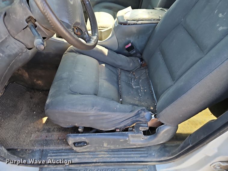 image for item EI8839 2001 Ford Explorer Sport Trac pickup truck