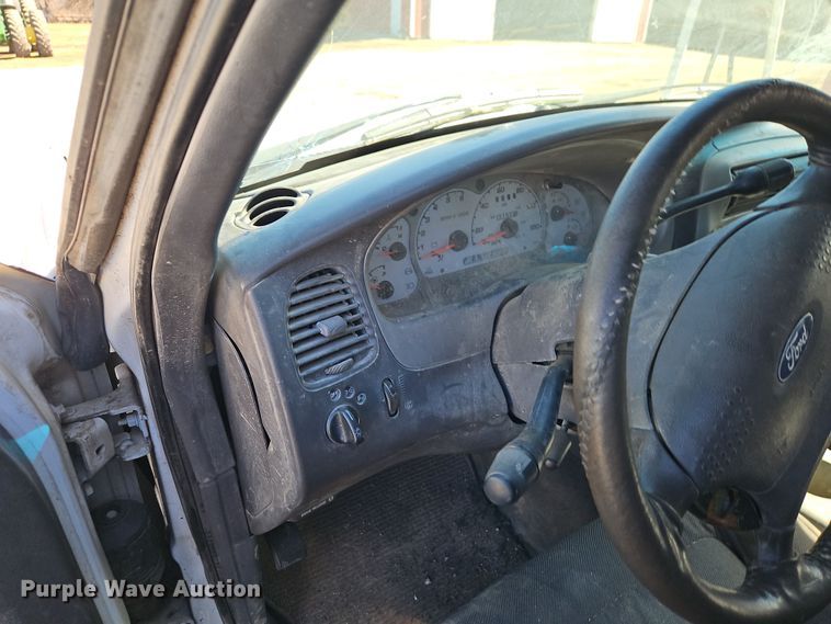 image for item EI8839 2001 Ford Explorer Sport Trac pickup truck