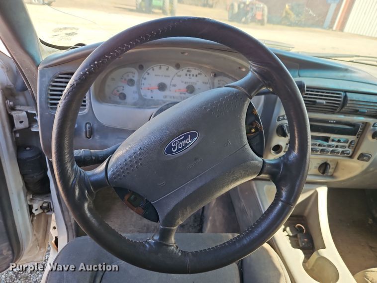 image for item EI8839 2001 Ford Explorer Sport Trac pickup truck